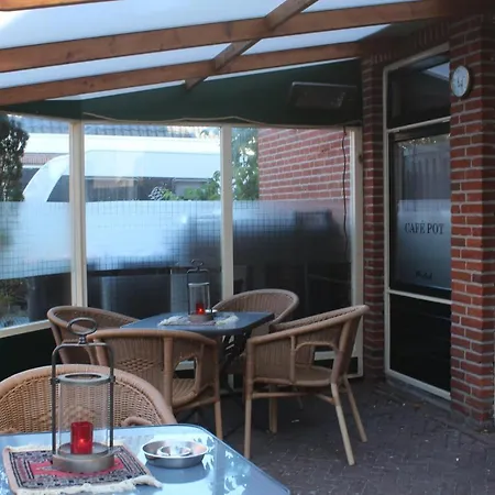 Hotel,cafe,biljart Pot 酒店