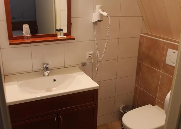 Hotel,cafe,biljart Pot Hotell 3*