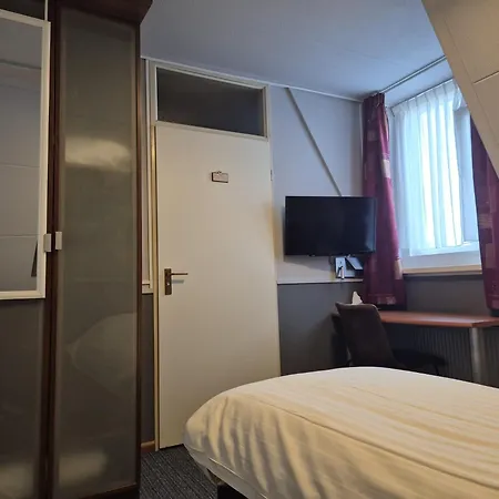 ホテル Hotel,cafe,biljart Pot 3*